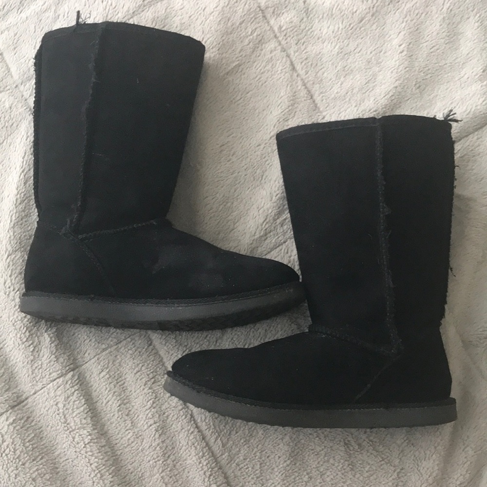 Black fur boots